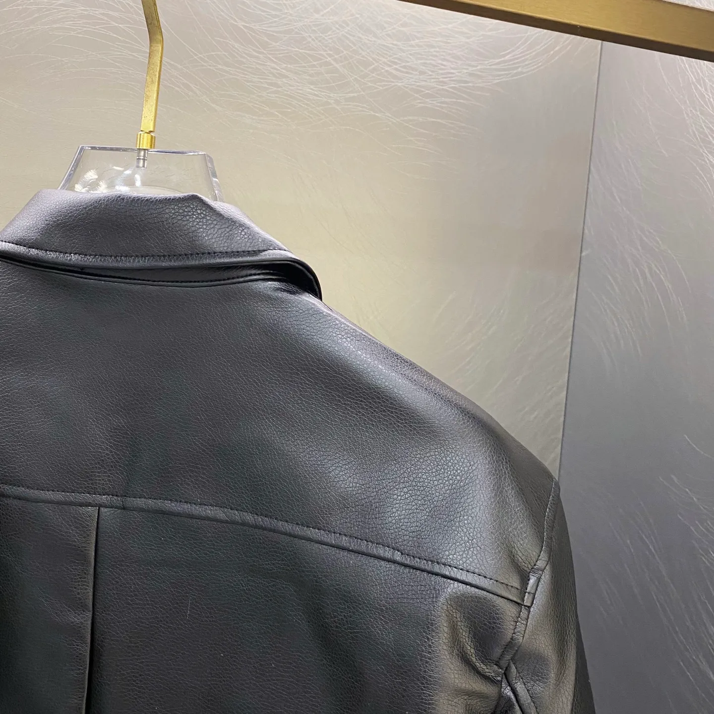 P430 Polo Ralph Lauren zipper solid color lapel long-sleeved leather single jacket men's black simple quality style, the fabric is simulated pebbled leather, the version is customized from the original version, the three-dimensional tailoring is not too loose! ! Custom molded zippers! ! The brand's meticulous three-dimensional equestrian embroidery on the chest is super delicate! ! Customized collar label, QR code can be scanned! ! Three pieces of leather are spliced ​​on the back body, and there are custom buttons on the hem to adjust the tightness! A must-have for stylish men Color: Black Size: S-XL (four sizes available) S M L XL Bust: 118 122 126 130 Shoulder width: 49.6 50.8 52 53 Length: 68 70 72 74 Sleeve length: 62 63 64 65